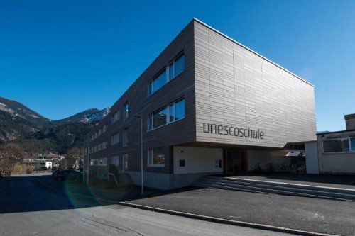 Im Frühling wurde die neue Unesco-Mittelschule in Bürs offiziell eröffnet. Derzeit wird bei der Volksschule eifrig gewerkelt.