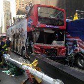 Zwei Touristenbusse am Times Square kollidiert