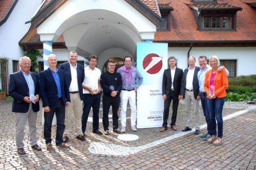Jochen Scherer, Johannes Böhler, Günter Rupp (BA), Thomas Wachter, Gerhard Bösch, Erwin Terbuc, Bernhard Moosbrugger (Casino), Hans Winter (BA), Ralph Polligkeit und Sabine Guldenschuh (v. l.). Foto: Scherer