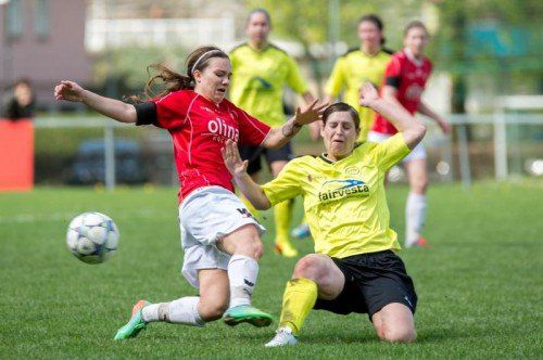 Julia Schnetzer (r.) und Co. wollen mit der Frauenmannschaft des FC RW Rankweil in die Bundesliga aufsteigen. Foto: stiplovsek