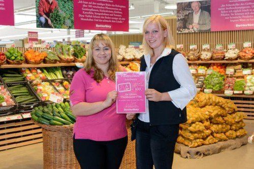 Lilian Fankhauser-Fetz und Janine Thiel (Marktleitung Bezau).  