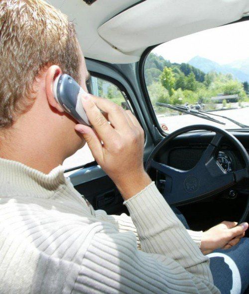 Mobiltelefon am Ohr während der Fahrt: In Holland am teuersten.