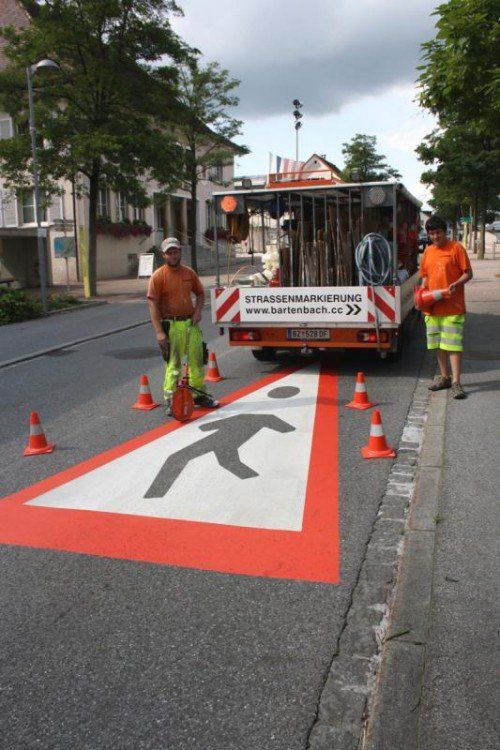 Neue Straßenmarkierungen zur Erhöhung der Verkehrssicherheit.  