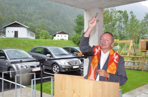  Pfarrer Alois Erhart segnete die neuen Wohneinheiten.  Foto: dob