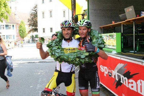 Rad Highlander Radmarathon 2014 in Hohenems,Guiseppe Di-Salvo Maggi 1148 ( links, weiß-gelbes Trikot) InfoCrank (ITA), Roberto Cunico 1235 (rechts, schwarz-grünes Trikot Beralldo Greenpaper Europa Ovini (ITA)