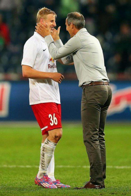 RB-Coach Adi Hütter (r.) jubelt mit Martin Hinteregger, dem Doppeltorschützen gegen Karabach. Foto: gepa