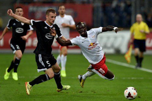 Sadio Mané (rechts) wird den Salzburger Bullen heute in Malmö fehlen. Der Stürmer musste aus disziplinären Gründen zu Hause bleiben. Foto: epa