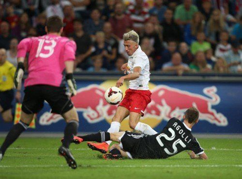 Salzburgs Antreiber Kevin Kampl (Mitte) wird von Ansi Agolli gestoppt, links Torhüter Ibrahim Sehic. Foto: gepa