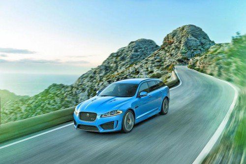 Schnelltransport: Die Motorenpalette für den Katzenlader wurde um ein
5-Liter-550 PS-Aggregat erweitert. Dann heißt er XFR-S Sportbrake.