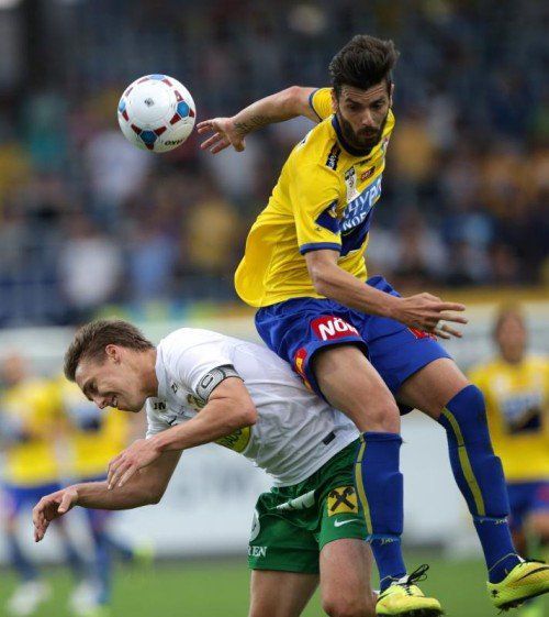 SKN St. Pöltens Lucas Segovia (r.) war Austria-Kapitän Stückler nur in dieser Szene überlegen. Foto: gepa