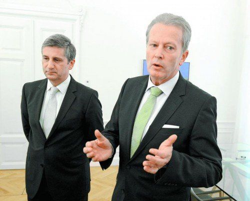 Spindelegger (l.) trat zurück, Mitterlehner (r.) übernahm seine Ämter als Vizekanzler und ÖVP-Parteichef. Wer Finanzminister wird, bleibt offen.  APA