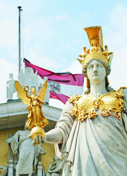 Staatstrauer: Fahnen beim Parlament auf Halbmast. Foto: APA