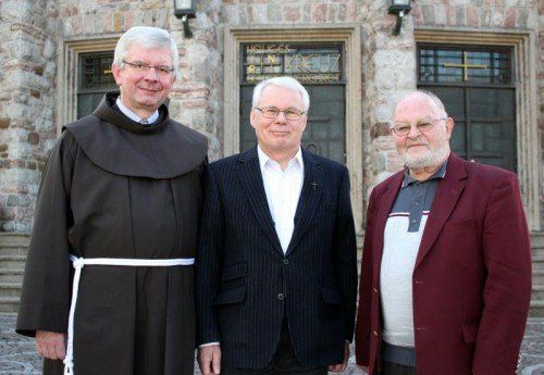 Stadtparrer Peter Haas (Mitte) geht in Ruhestand, Nachfolger sind Pater Adrian (l.) und Pfr. Josef Bertsch. Foto: VN/JS