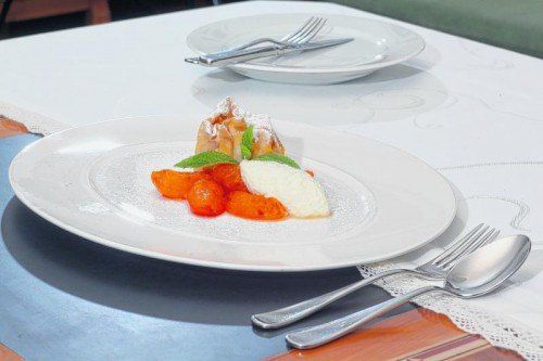 Törtchen aus Strudelteig mit Marillen, Vanille-Creme und Mandelmasse. Dazu leckeres Joghurt-Honig-Eis. Fotos: VN/hofmeister