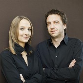 Wenn Metallbänder die Fassade umarmen