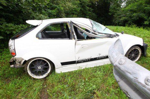 Verkehrsunfall Unfall Walgauautobahn - Abfahrt Frastanz Richtung Deutschland; 22jähriger Lenker aus Feldkirch vermutlich aufgrund überhöhter Geschwindigkeit ins schleudern geraten und über den Fahrbahnrand geraten und gegen eine Leitschiene gekracht; Lenker unbestimmten Grades verletzt; gegen 17.00 Uhr;
