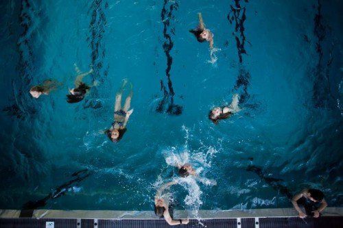 Vor allem Kinder lieben das Wasser. Dies können Eltern gut nützen, um sie zum gesunden Schwimmen zu bringen. Foto: VN/Steurer