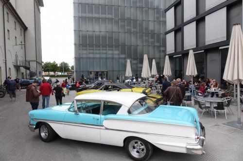 Vor dem Kunsthaus in Bregenz stellten sich gestern insgesamt 45 US-Cars ein, die schon einige Jahrzehnte auf dem Buckel haben. Fotos: R. Sagmeister