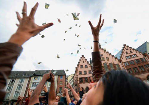 Zur Freude der Passanten fielen Tausende Euro vom Himmel. EPA