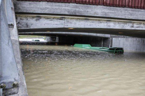 Zwei Busse versanken fast komplett in den Wassermassen, die sich in einer Unterführung gestaut hatten. Foto: AP