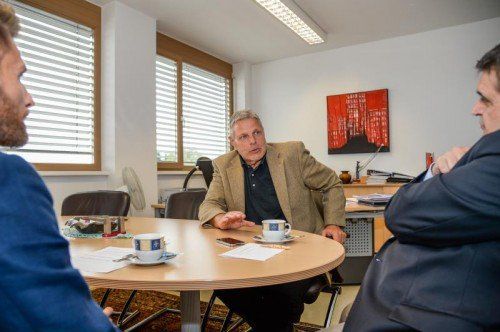 Anton Strini in seinem Büro an der Rheinstraße mit den VN im Gespräch.