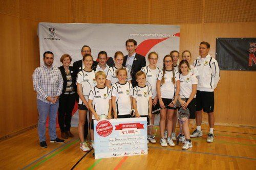 Badmintonspieler des UBSC Dornbirn und Selahattin Kilic (l.) bei der Preisübergabe mit Außen- und Integrationsminister Kurz. sportservice