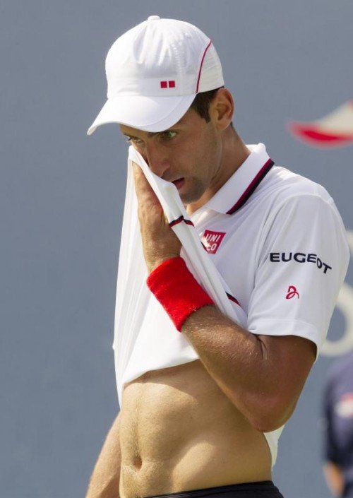 Bilder sagen oft mehr als tausend Worte: Novak Djokovic (l.) und Roger Federer ist die Enttäuschung nach ihren Niederlagen im Halbfinale der US Open anzusehen. Fotos: EPA/Reuters