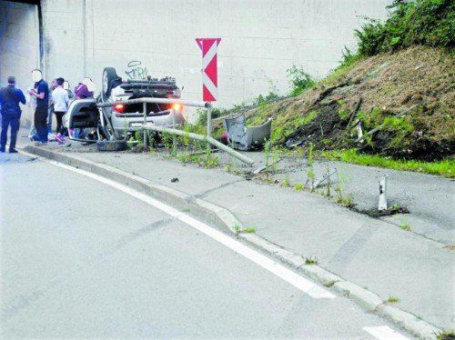 Das Auto kam auf dem Dach liegend zum Stillstand, sämliche Insassen wurden verletzt.  Foto: Polizei