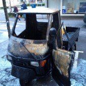 Mopedauto mitten in der Stadt angezündet