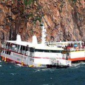 Kreuzfahrtschiff rammt Felsen