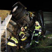 Sattelzug stürzte über die Böschung