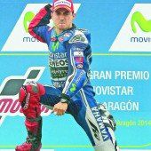 Lorenzo im Regen überlegen