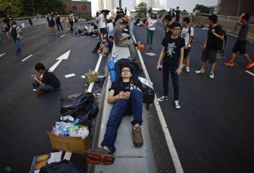 Die Demonstranten blockieren die Straße vor dem Regierungsgebäude in Hongkong, indem sie sie zum Schlafplatz umfunktionieren.  Foto: REUTERS