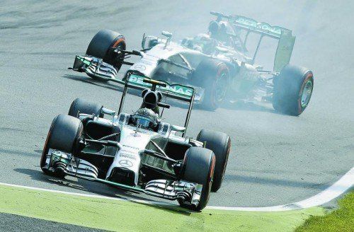 Die Entscheidung in Monza: Nico Rosberg verbremst sich in der Schikane, Lewis Hamilton kann an seinem Mercedes-Teamkollegen vorbeiziehen. Foto: reuters