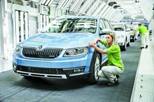 Die ersten neuen Modelle des Skoda Octavia Scout laufen im Stammwerk Mladá Boleslav bereits vom Band. Foto: werk