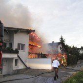 82-Jährige mit Steckleiter aus brennendem Haus gerettet