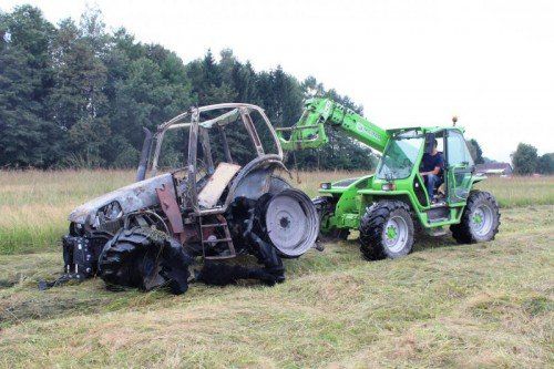 Die Lustenauer Florianijünger halfen auch bei der Bergung und dem Abtransport des ausgebrannten Traktor-Wracks.  