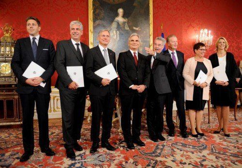 Die neuen Regierungsmitglieder wurden in der Wiener Präsidentschaftskanzlei angelobt (v.l.): Mahrer, Schelling, Stöger,  Faymann, Fischer, Mitterlehner, Oberhauser und Steßl. FOTO: APA