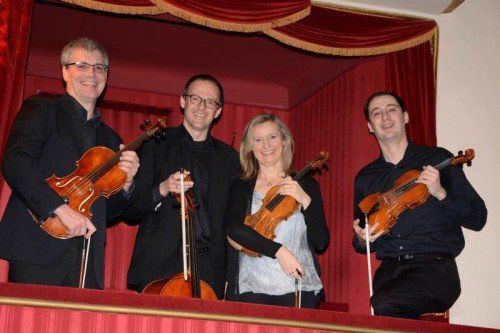 Die Streichersolisten der Wiener Volksoper mit Roland Lindenthal (2. v. l.). Fotos: JU