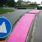 Nach Falschbestellung pinke Verkehrsinseln