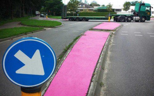 Die Verkehrsinseln sollen pink bleiben. Foto: EPA
