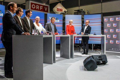 Diskussionsrunde: (v. l.) Dieter Egger (FP), Johannes Rauch (Grüne) und LH Markus Wallner (VP), die Moderatoren Verena Daum-Kuzmanovic und Gerd Endrich mit Sabine Scheffknecht (Neos) und Michael Ritsch (SP). Fotos: Lerch