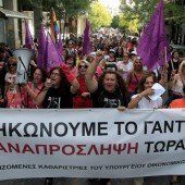 Griechische Staatsbedienstete protestieren gegen Entlassungen