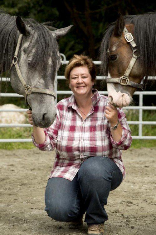 Gabriele Gellner (48) mit ihren Hengsten Maddox (rechts) und King Wimp Buddy. Foto: Roland Paulitsch