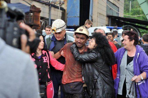 Glückliches Wiedersehen nach bangen Stunden des Wartens. Die geretteten Arbeiter zogen sich keine schweren Verletzungen zu. Foto: AP