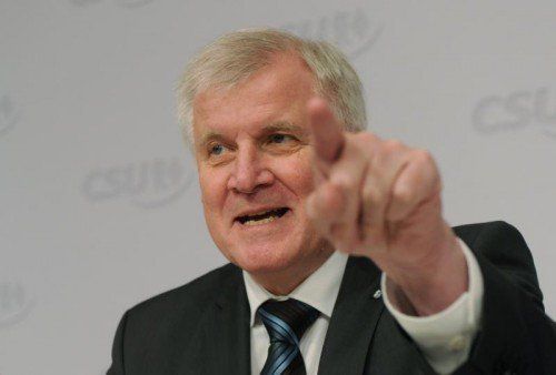 Horst Seehofer ist gegen eine Maut auf allen Straßen. FOTO: DPA
