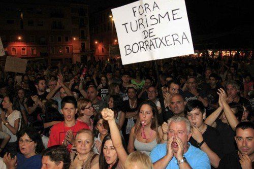 Hunderte Bewohner des Stadtviertels Barceloneta demonstrieren seit Wochen gegen „Sauf-Tourismus“. Foto: EPA
