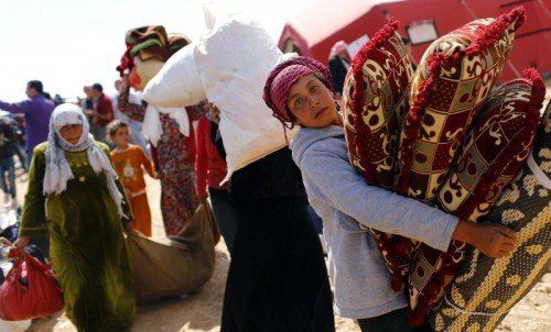 Immer mehr syrische Kurden flüchten vor den Attacken der Terrormiliz IS über die Grenze bei Sanliurfa in die benachbarte Türkei. FOTO: EPA