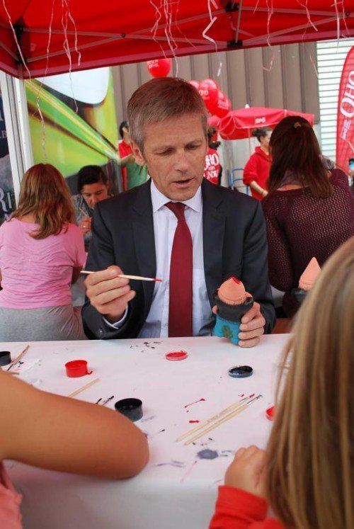 „Künstlerisch“ tätig: Kulturminister Ostermayer bemalt SP-Zwerg.