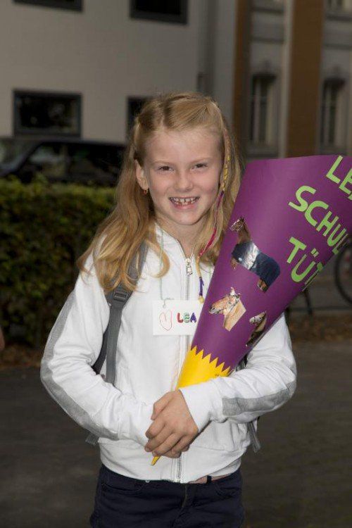 Lea Bechter (6)
Meine Mama hat mir eine Schultüte gebastelt. Die habe ich mit in die Schule genommen. In der Schule freue ich mich besonders auf das Lesen. Zur Schule gehe ich mit Freundinnen.